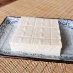 曾为“仙丹”的古法豆腐,稳坐素食核心食材的宝座。 曾为“仙丹”的古法豆腐,稳坐素食核心食材的宝座。
